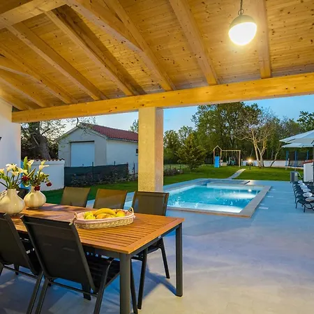 Nola Villa