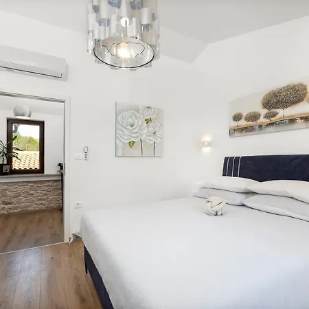 Nola Vila
