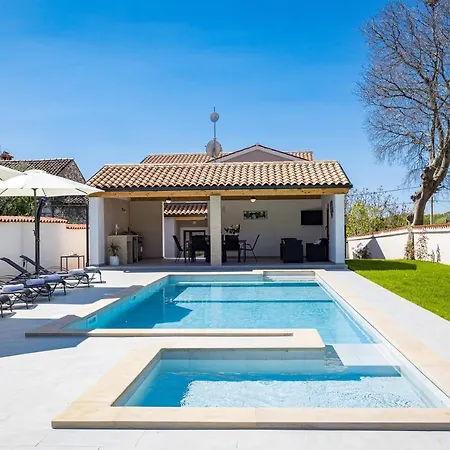 Nola Villa