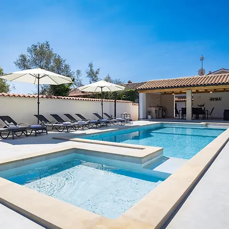 Nola Villa Mali Vareski