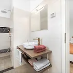 Nola Vila *
