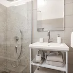 Nola Vila *