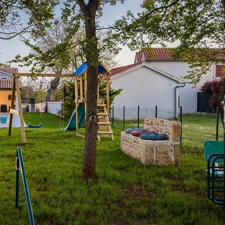 Nola Mali Vareški