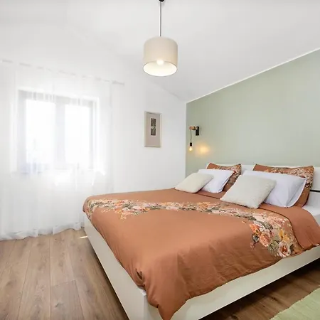 Nola Mali Vareški