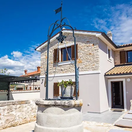 Nola Βίλα Mali Vareški